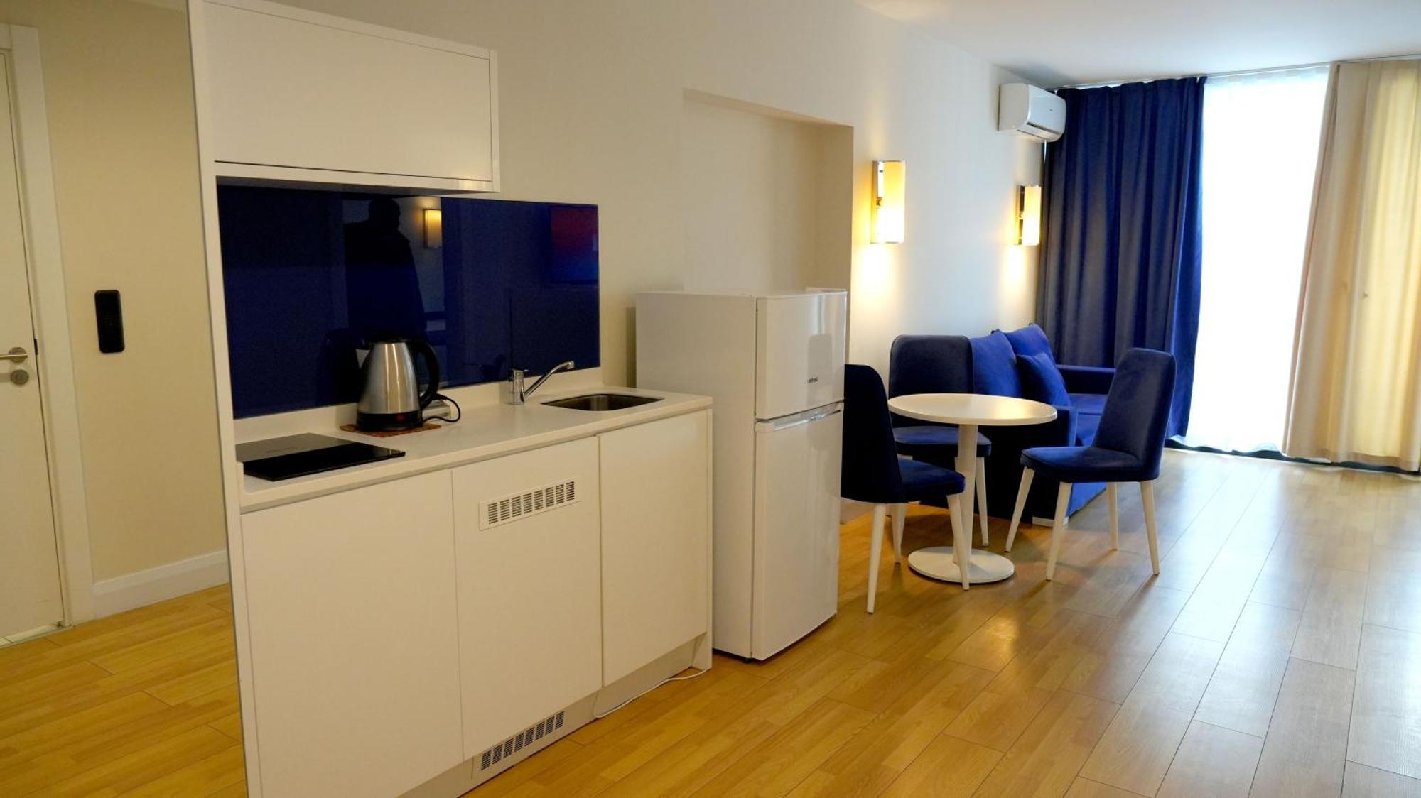 Lux Apart Hotel 555 Батуми Екстериор снимка