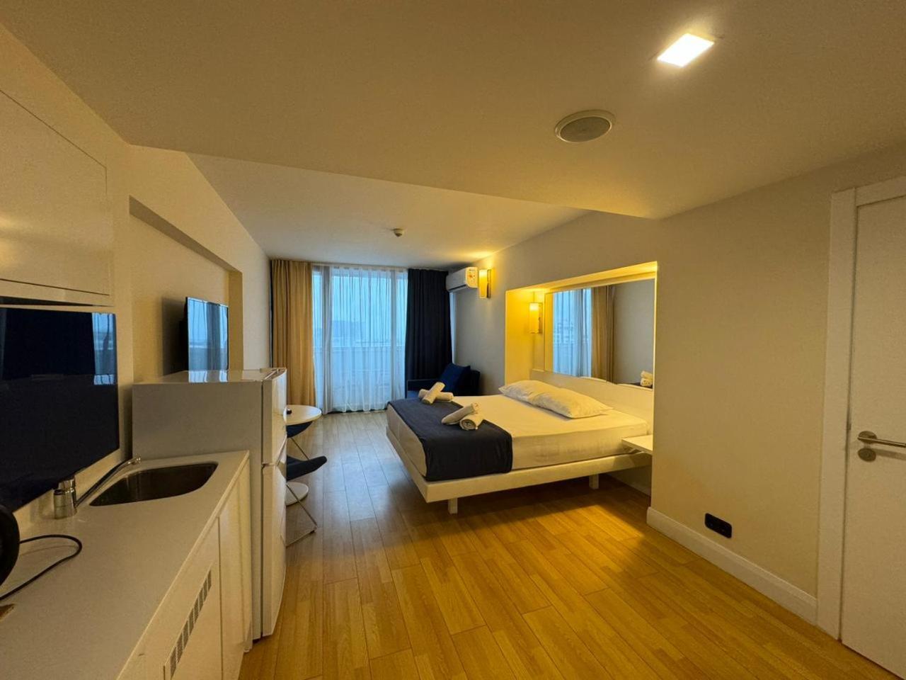 Lux Apart Hotel 555 Батуми Стая снимка