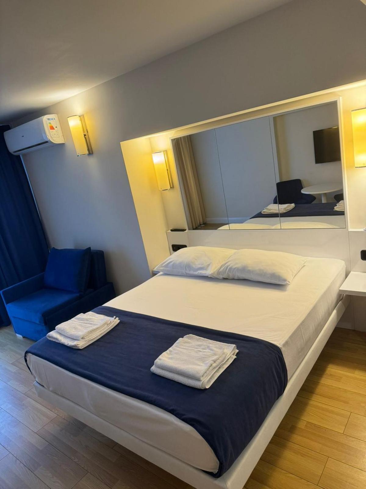 Lux Apart Hotel 555 Батуми Стая снимка