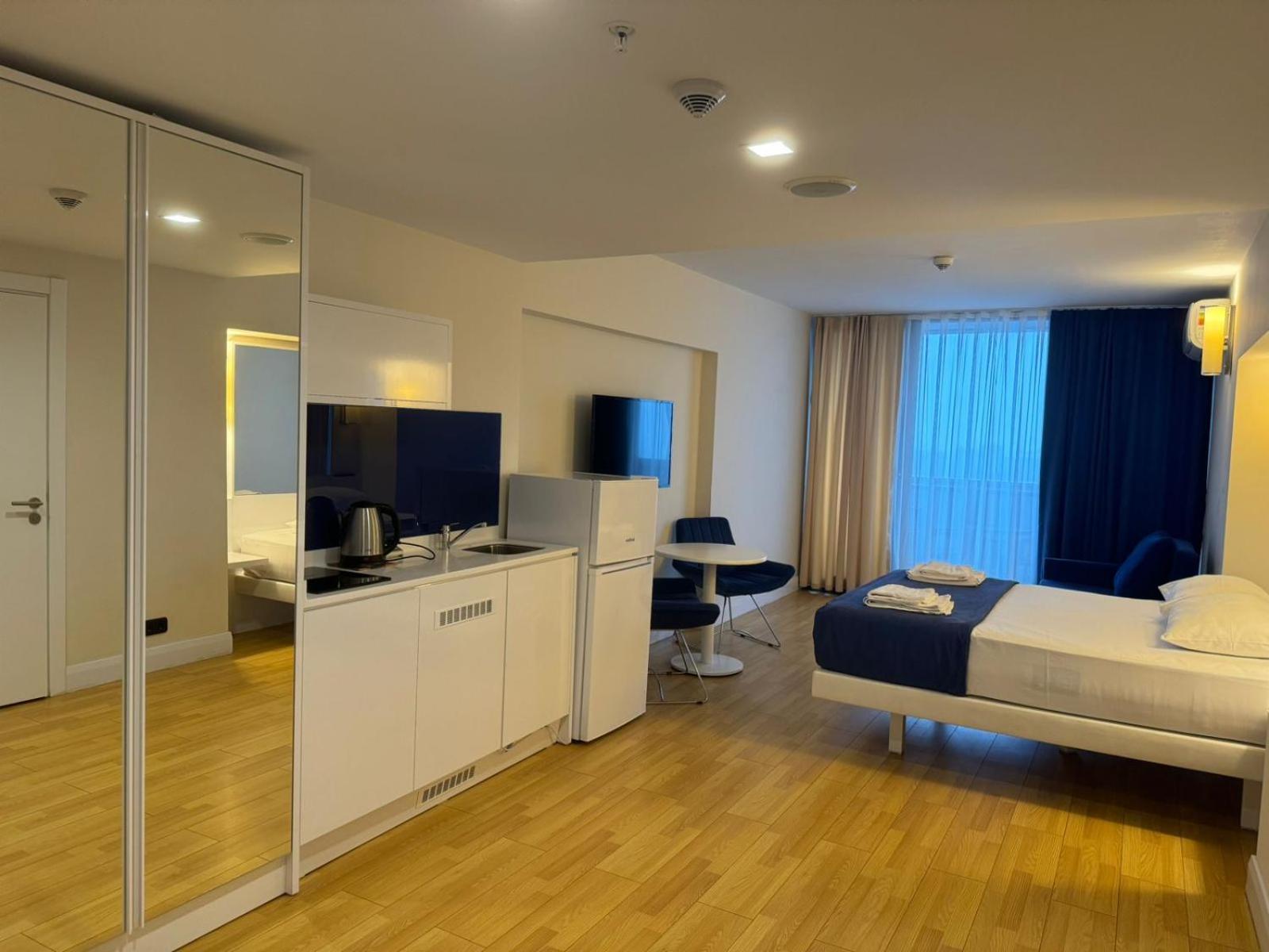 Lux Apart Hotel 555 Батуми Стая снимка