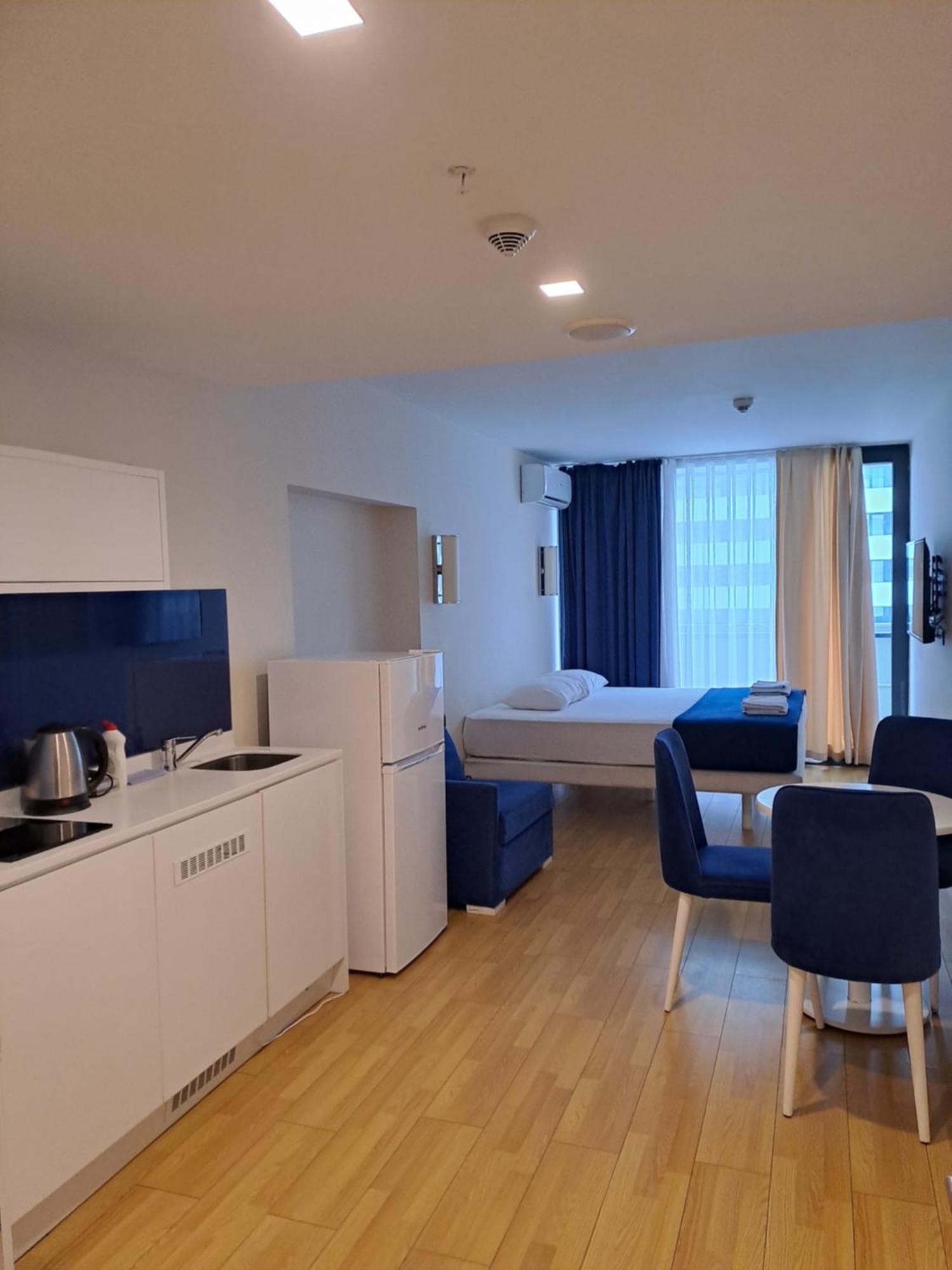 Lux Apart Hotel 555 Батуми Стая снимка