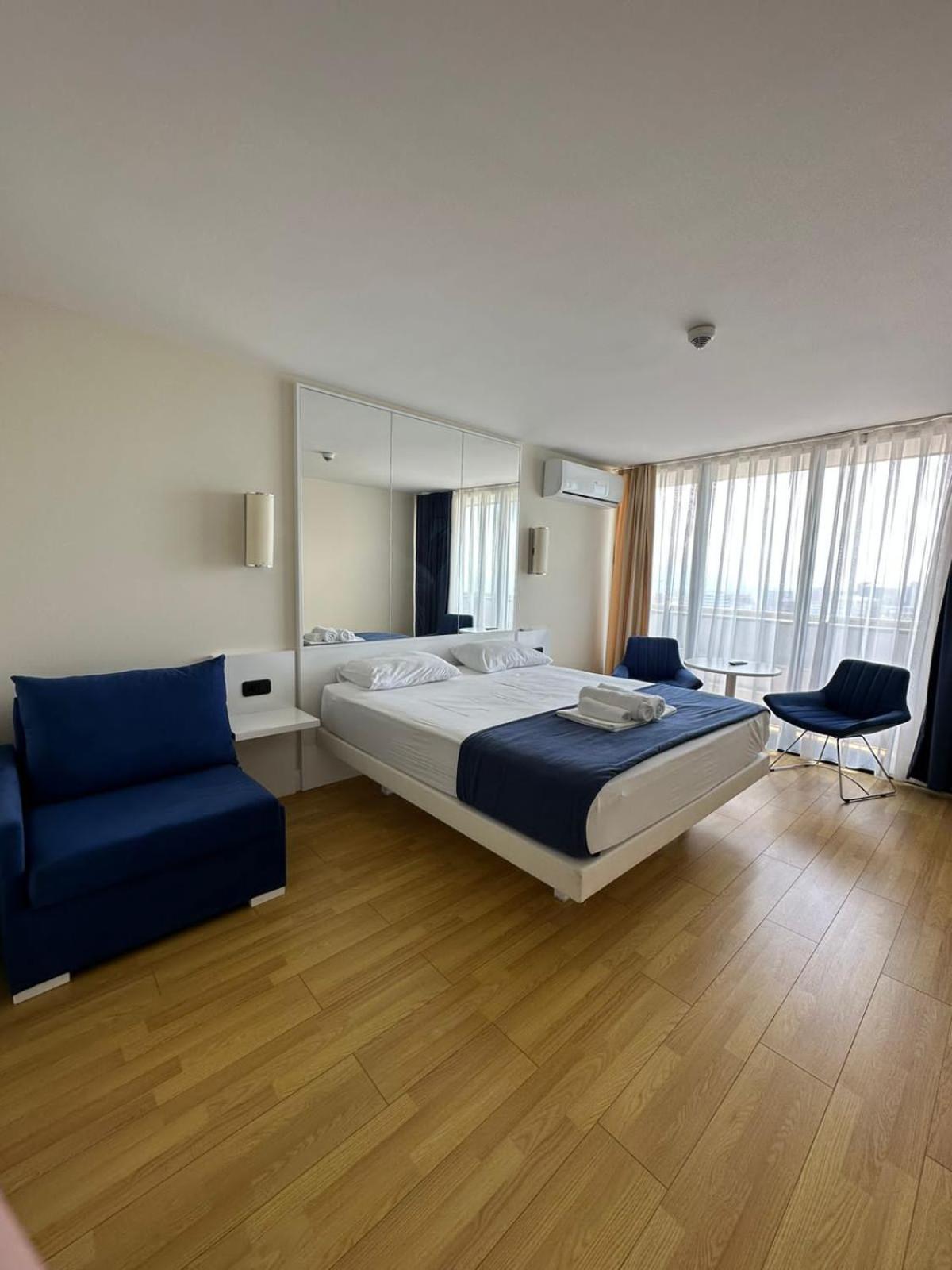 Lux Apart Hotel 555 Батуми Стая снимка