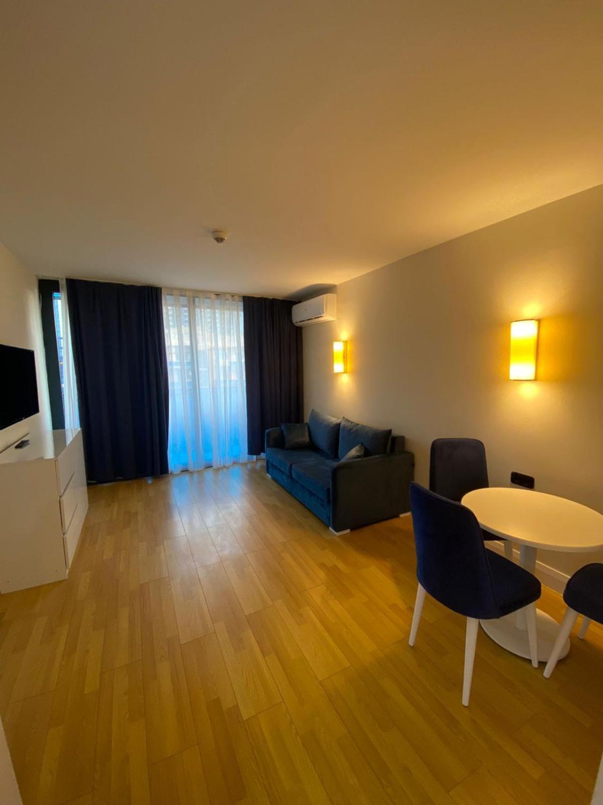 Lux Apart Hotel 555 Батуми Стая снимка