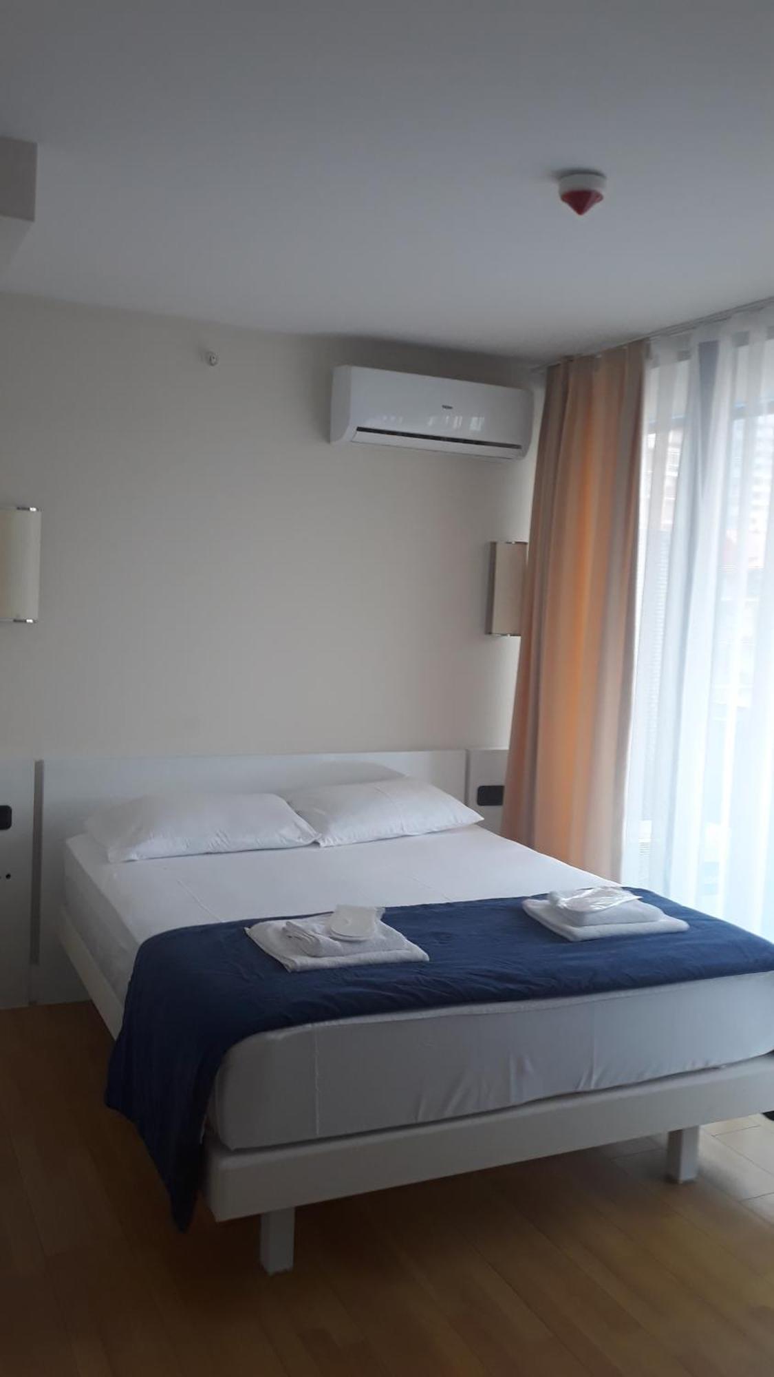 Lux Apart Hotel 555 Батуми Стая снимка