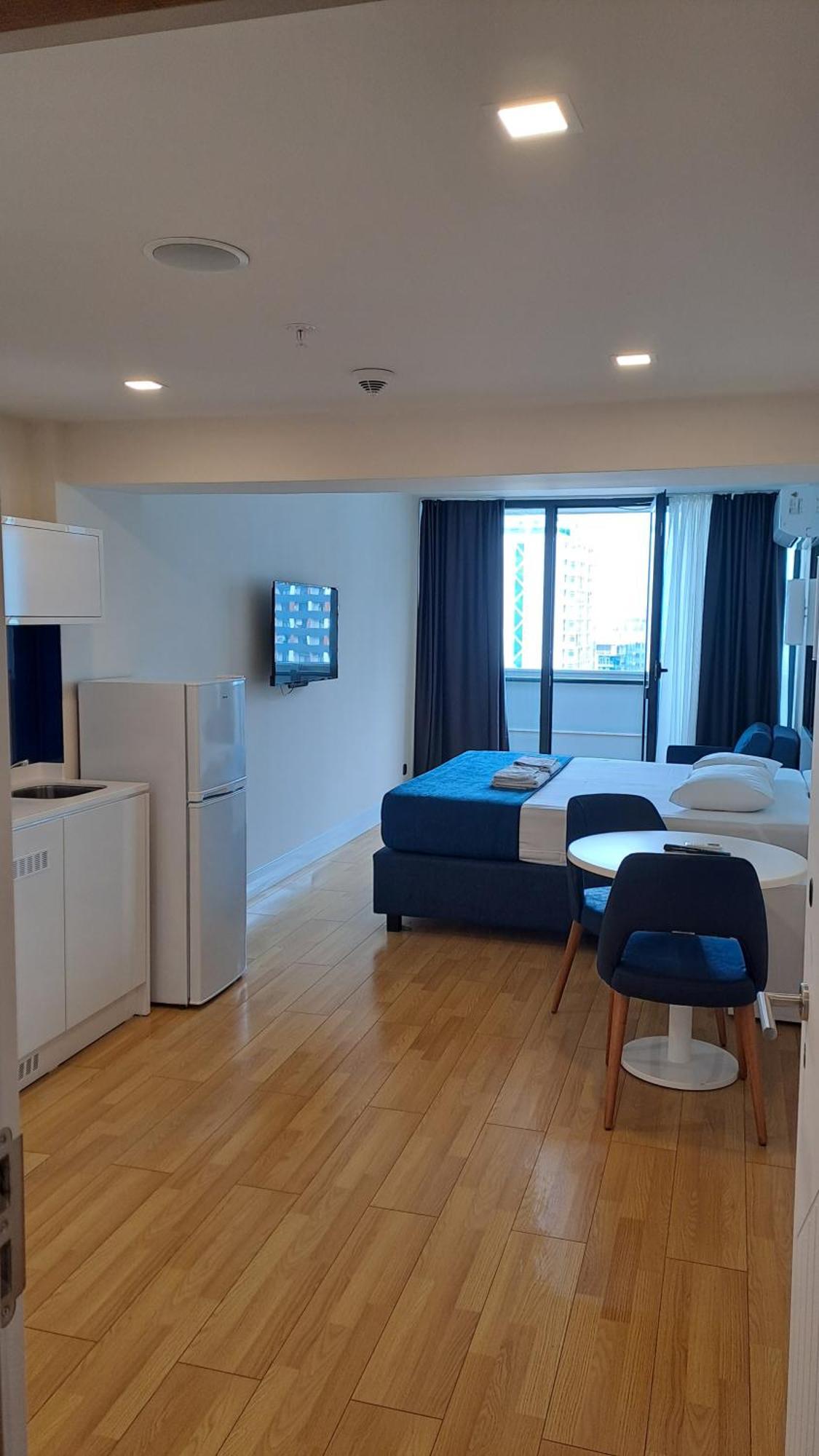 Lux Apart Hotel 555 Батуми Стая снимка