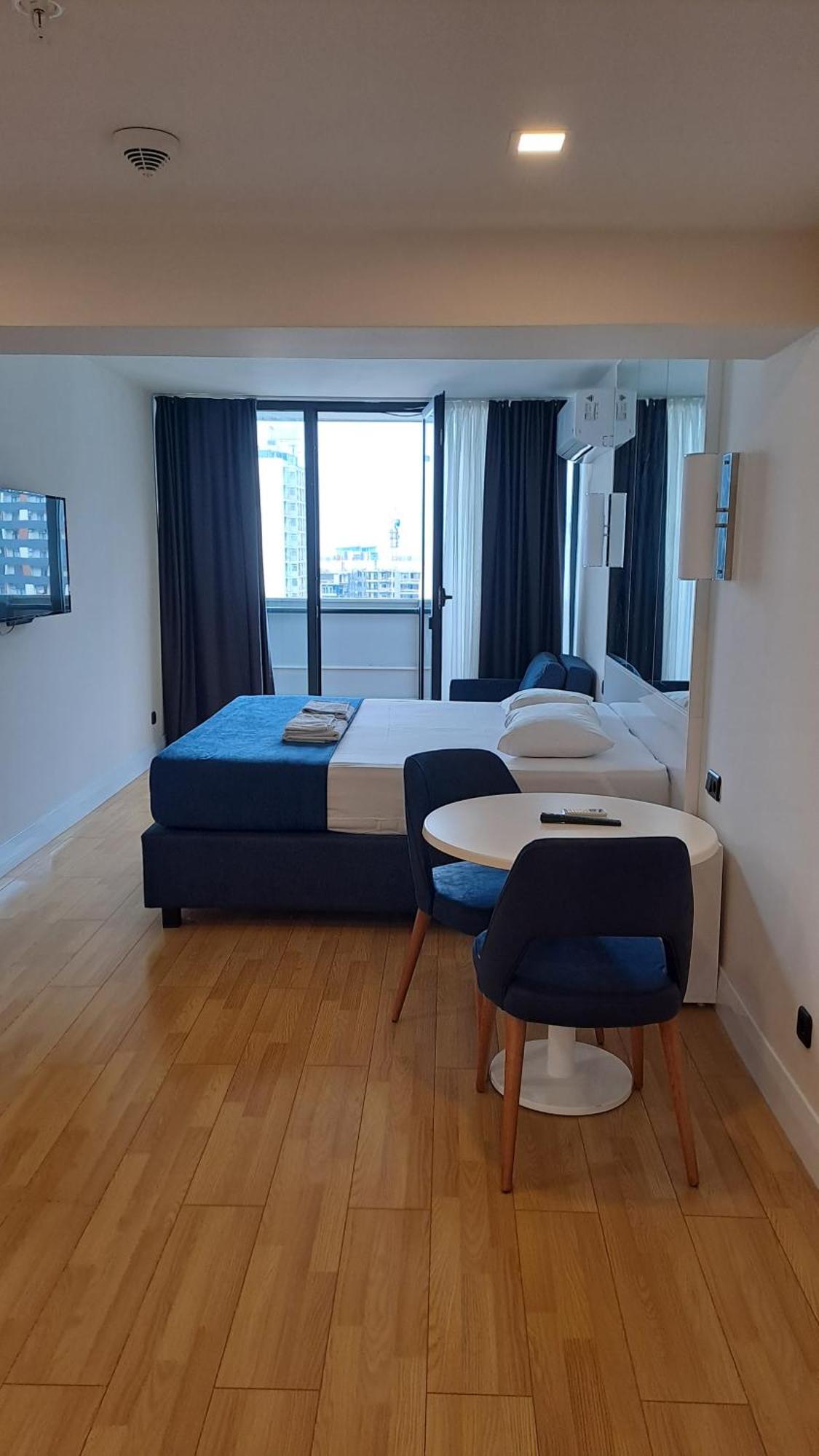 Lux Apart Hotel 555 Батуми Стая снимка