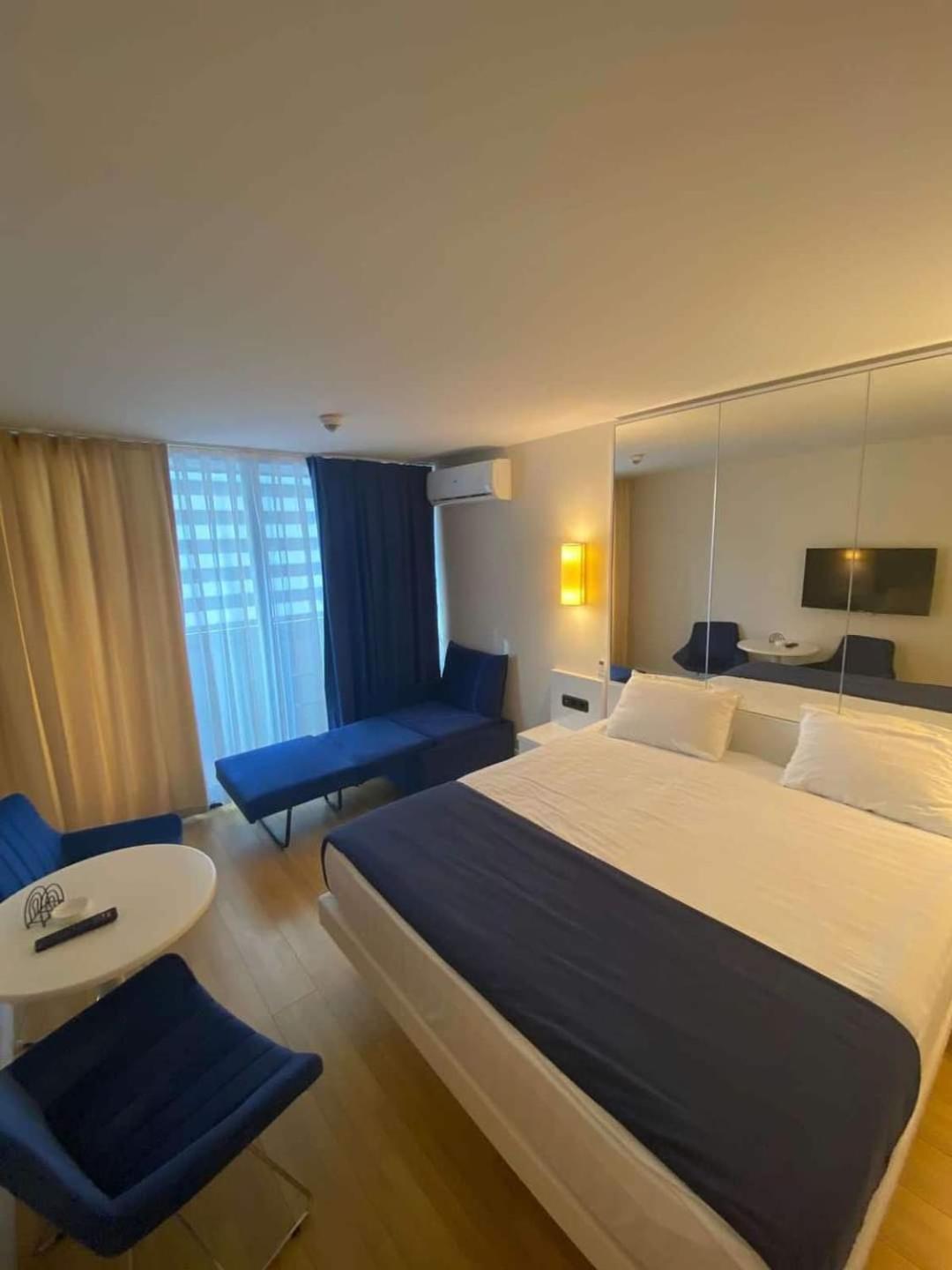 Lux Apart Hotel 555 Батуми Екстериор снимка