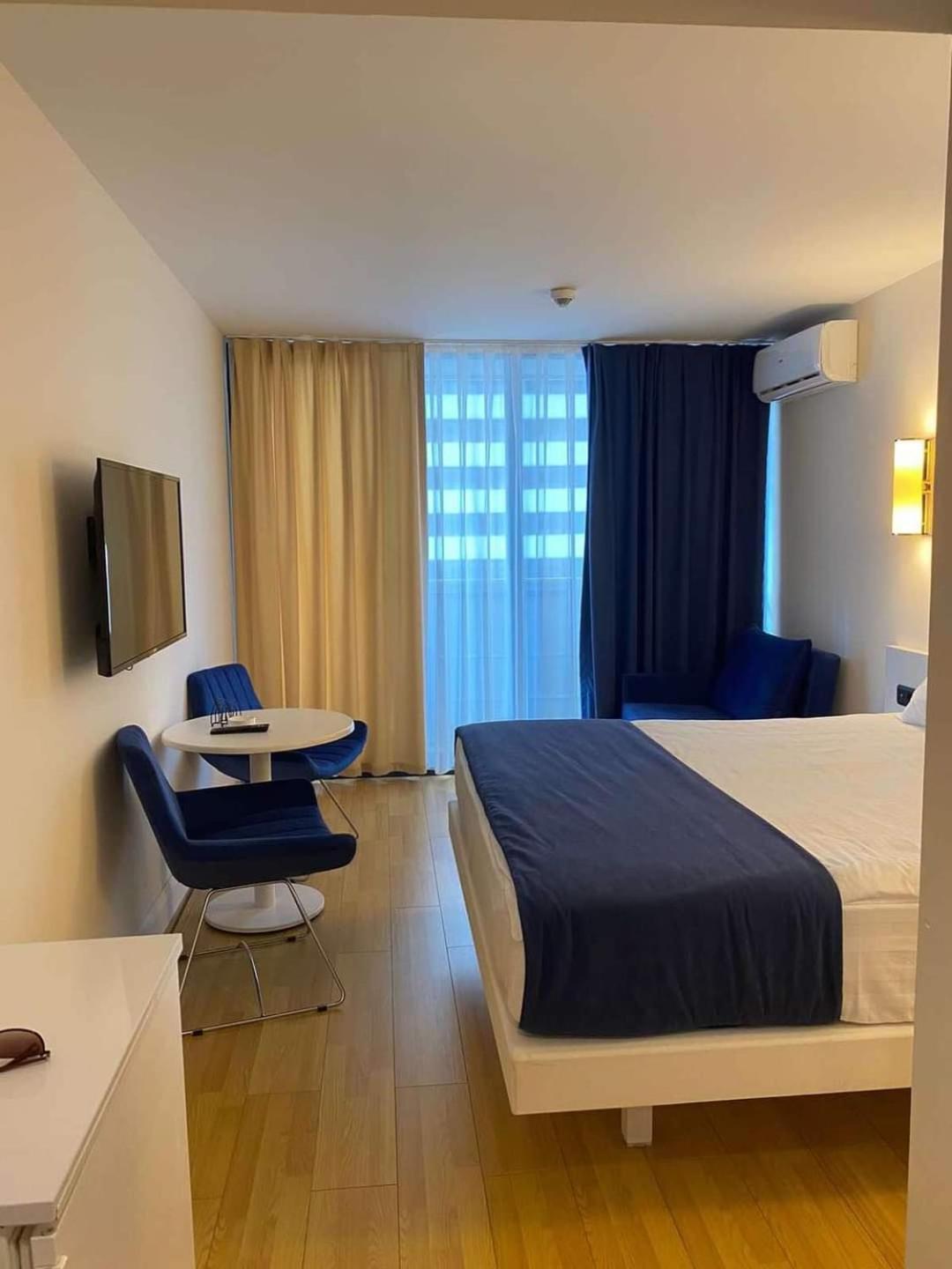 Lux Apart Hotel 555 Батуми Стая снимка